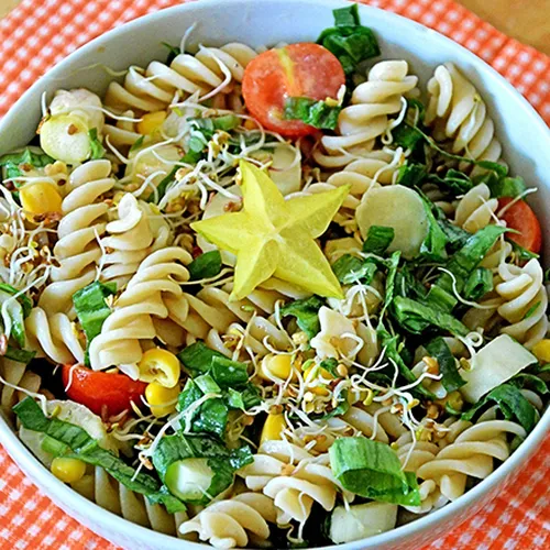 Warmer spanischer Nudelsalat