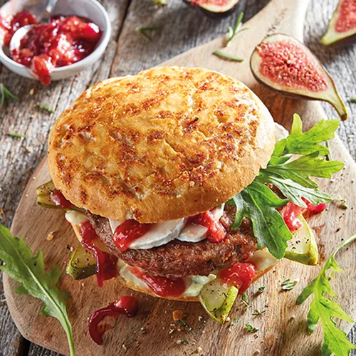 Französischer Burger mit Ziegenkäse, Birnen und Rucola