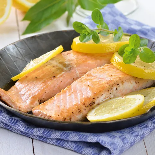 Lachs mit Zucchini-Karotte-Gemüse