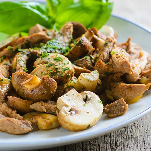 Jägerpfanne mit Rostbratwürstchen und Champignons